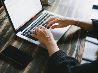 中国大额资金出境合法途径：个人5万美元与企业ODI等合规方案