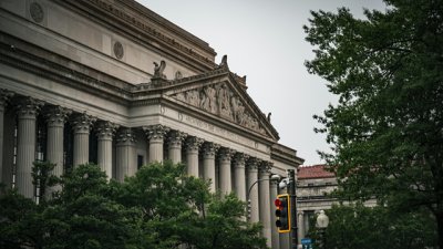 妻子下车摔倒,丈夫不知情驾车碾过,事后接电话才得知 妻子下车摔倒,丈夫不知情驾车碾过,事后接电话才得知